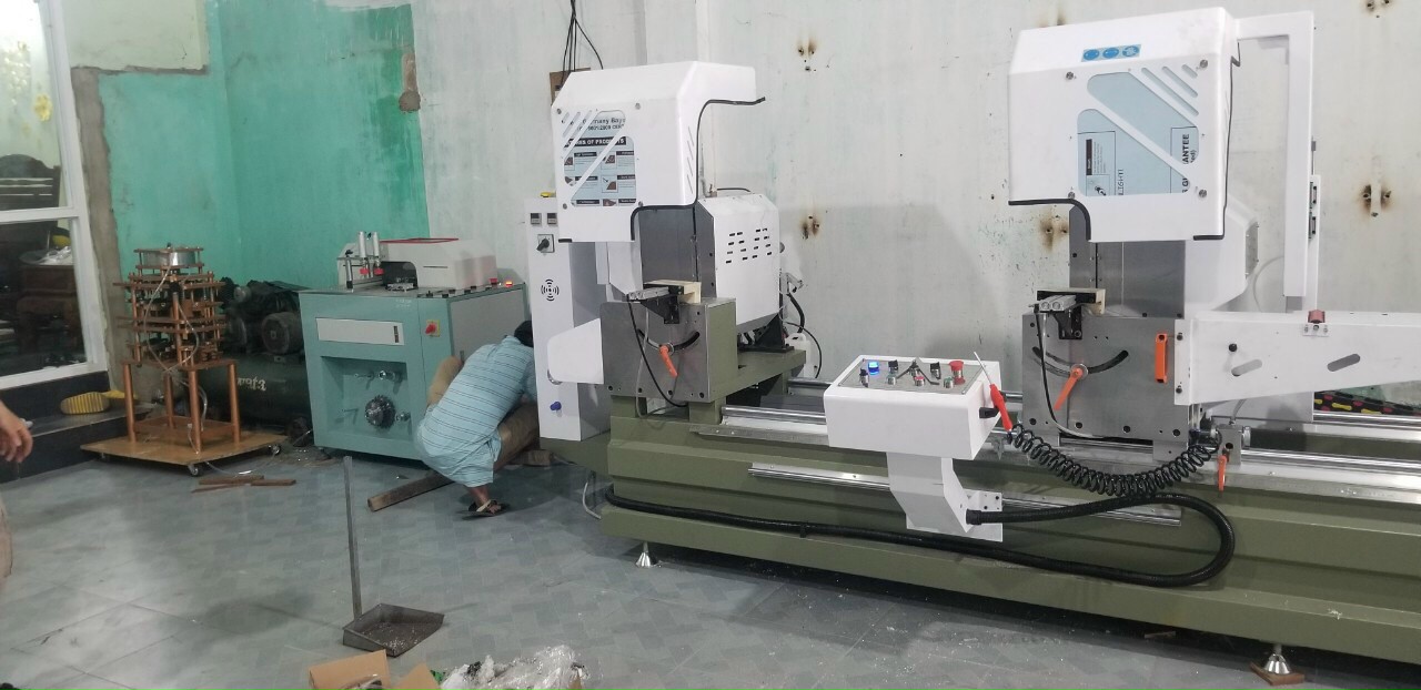 Đem máy cắt 2 đầu 09s tới anh em nhôm kính Đồng Tháp